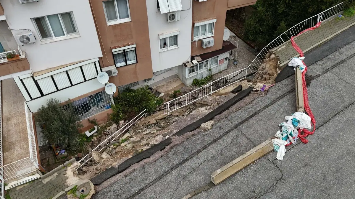 Buca'da istinat duvarı çöktü; apartman sakinleri çözüm bekliyor