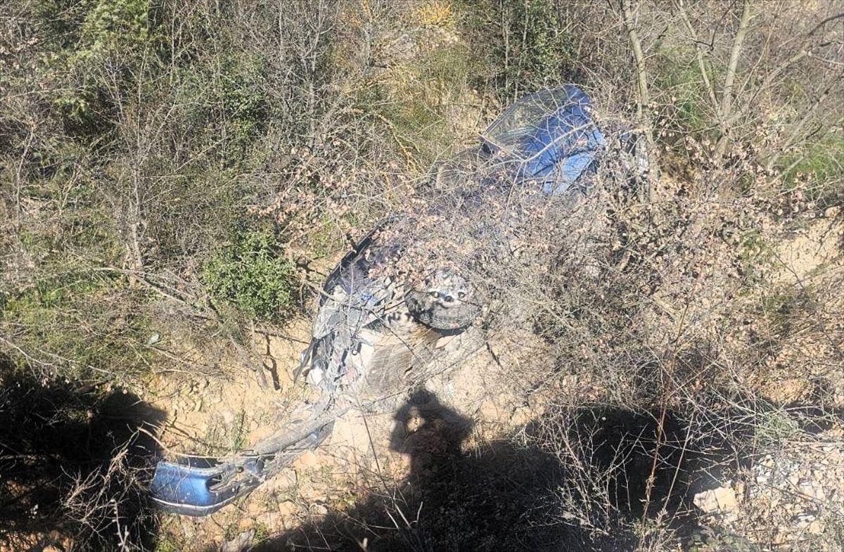 Bilecik'te dereye devrilen otomobil sürücüsü yaralandı